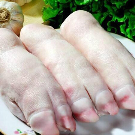 Buy imported frozen pig's hooves, pig's feet, remove hair and skin.